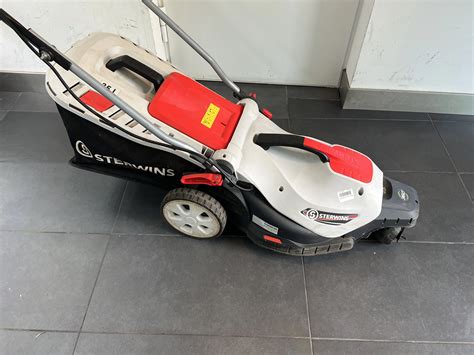 kosiarka elektryczna Sterwins 400EP 1700W w akcji, kosząca trawnik