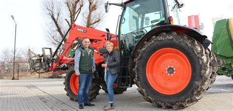 Danuta Kuchta za sterami ciągnika Kubota M135 GXS