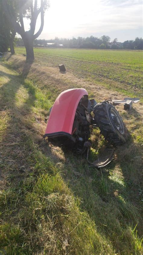 Zniszczony ciągnik rolniczy przełamany na pół po wypadku