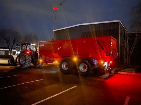 Schemat: Prawidłowe oznakowanie pojazdu wolnobieżnego i oświetlenie przyczepy rolniczej.