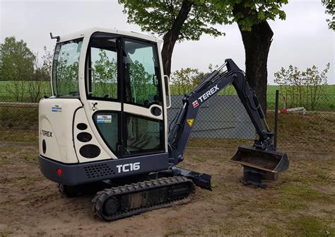 Thematyczne zdjęcie nowej mini koparki Terex z serii TC, ukazujące nowoczesny design i ergonomiczne wnętrze.