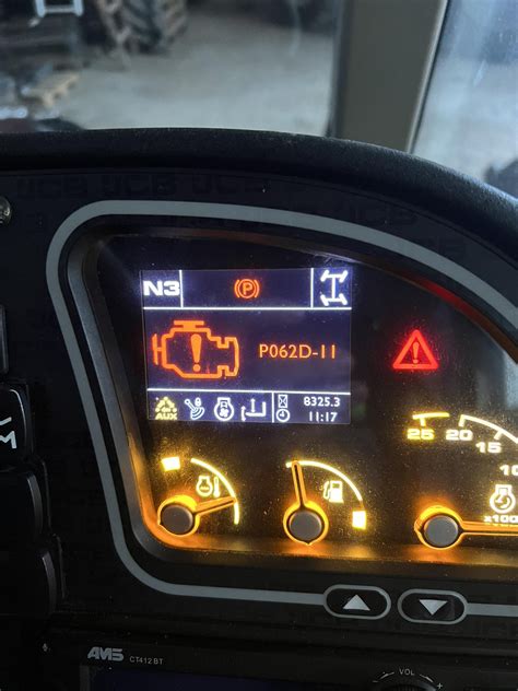 Zdjęcie panelu diagnostycznego maszyny JCB z wyświetlonym kodem błędu