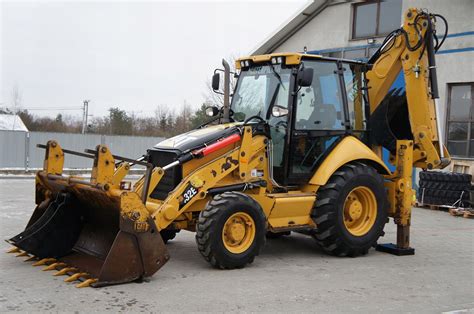 Zdjęcie używanej koparko-ładowarki JCB lub CAT w pracy