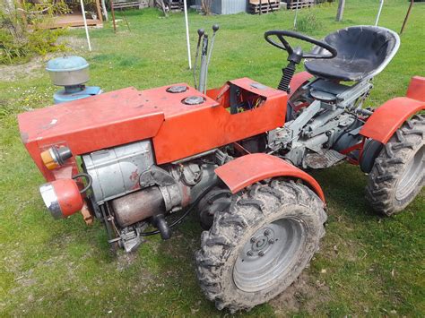 traktor ogrodowy podczas pracy z akcesoriami