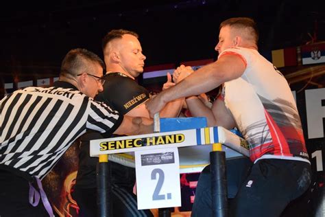 Zdjęcie Marcina Dudka w trakcie zawodów w armwrestlingu