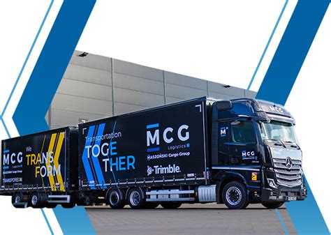 Zdjęcie grupowe przedstawiające przedstawicieli MAN i klienta (MCG Logistics lub Bury sp. z o.o.) przy jubileuszowym ciągniku siodłowym