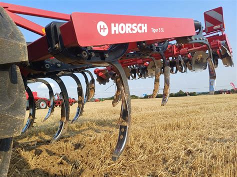 Zestawienie różnych typów kultywatorów, w tym ręcznego i mechanicznego