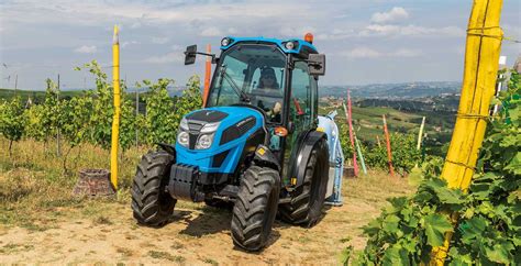 Landini Mistral2 na tle winnicy lub sadu