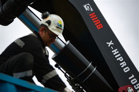 Zdjęcie żurawia HIAB w akcji podczas prac serwisowych