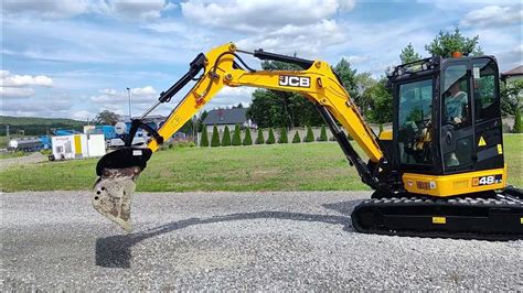 Zwolnica minikoparki JCB w przekroju z zaznaczonym obiegiem oleju