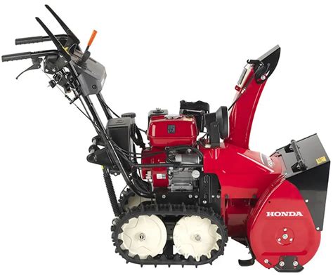 zdjęcie odśnieżarki gąsienicowej Honda HSS 970 ET na ośnieżonym podłożu