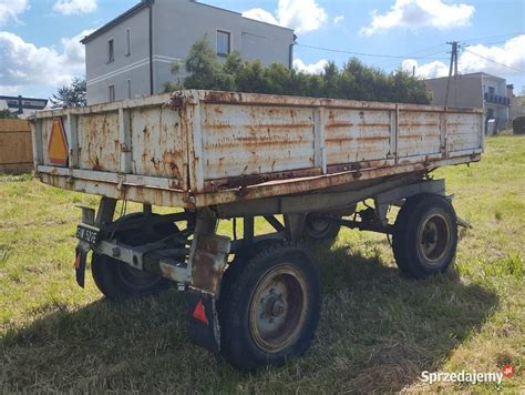zdjęcie przyczepy rolniczej Autosan D-47 w trakcie pracy