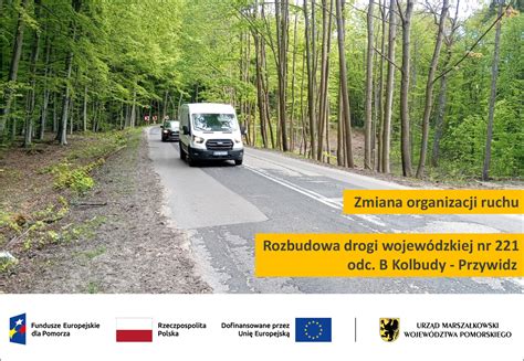 zdjęcie drogi z widocznym znakiem B-26 oraz jadącym pojazdem członowym w odpowiednim odstępie
