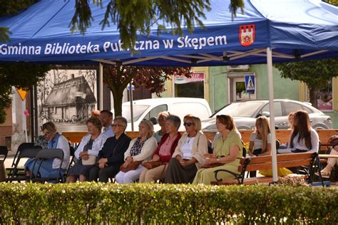 Radni Rady Miejskiej czytający 