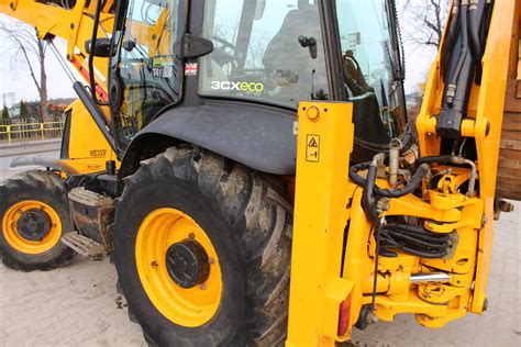 Schemat techniczny wysięgnika koparki JCB 3CX z zaznaczonymi punktami smarnymi i sworzniami