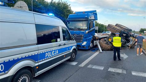Zdjęcie niskopodwoziowej lawety transportującej ciągnik rolniczy