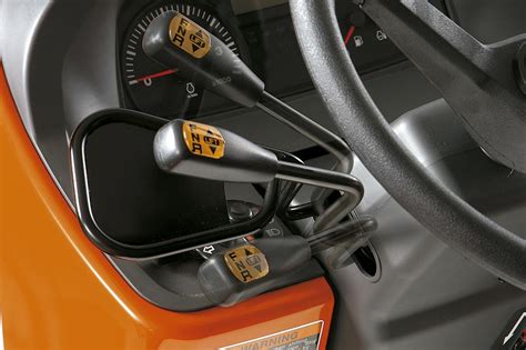 Wnętrze kabiny Kubota M108S z pulpitem sterowniczym