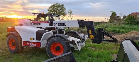 zdjęcie pulpitu operatora Bobcat T35120sl z widoczną kontrolką hamulca