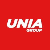 Logo firmy Unia z tłem maszyn rolniczych
