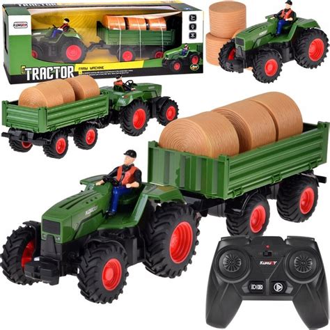 Zdalnie sterowany traktor z przyczepą i balami siana