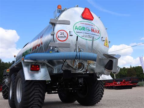 Rolnik operujący beczkowozem Agro-Max