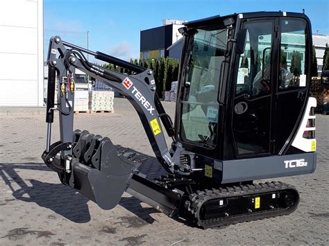 zdjęcie minikoparki Terex w akcji na budowie