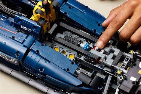 Zbliżenie na szczegóły silnika z ruchomymi tłokami oraz kabiny kierowcy w LEGO Technic Wózek Widłowy 42079