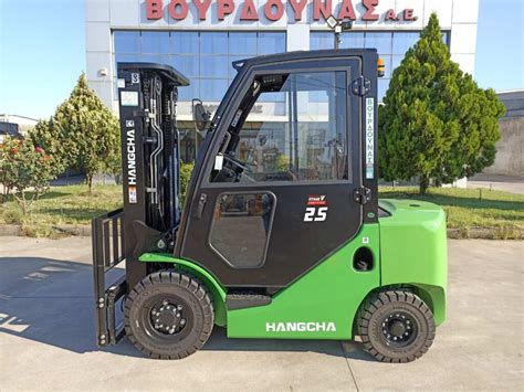 Widok na ergonomiczną kabinę operatora wózka Hangcha XF