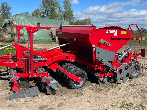 Photo showing Unia Amber seeder with its cultivation unit