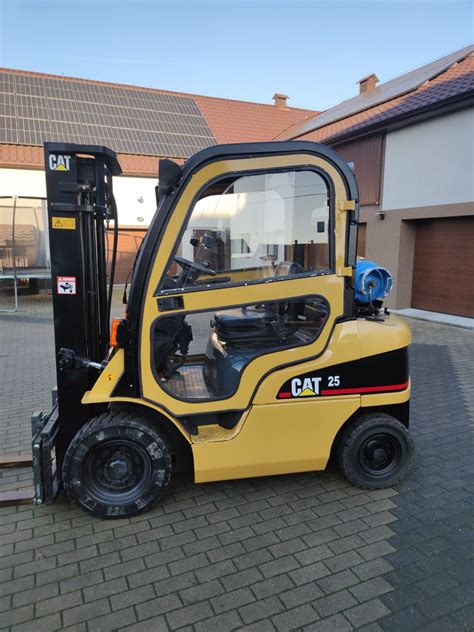 Wózek widłowy CAT DP25 w akcji