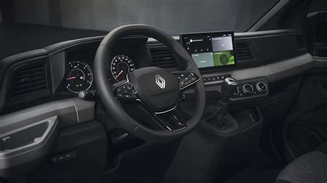 Kokpit Renault Master z widocznym systemem multimedialnym