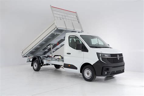Renault Master Wywrotka 2025 w białym kolorze z otwartą burtą