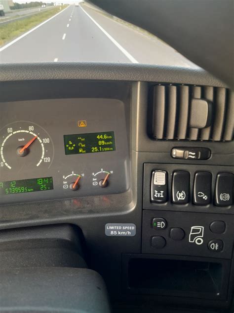 Widok deski rozdzielczej ciągnika Renault 8014 z wyraźnie oznaczonymi wskaźnikami i kontrolkami