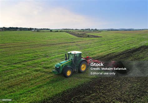 ciągnik z kultywatorem na polu
