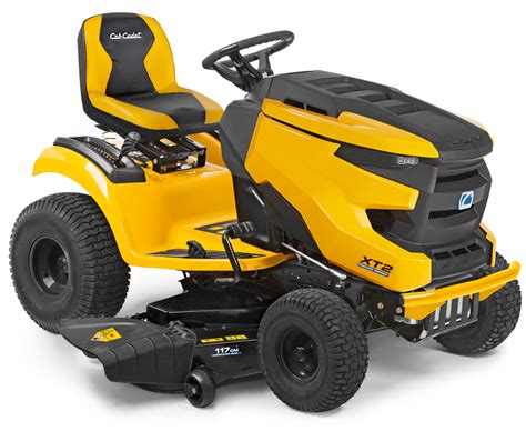 Zdjęcie przedstawiające traktorek ogrodowy Cub Cadet XT2 QS117 w akcji na dużym trawniku