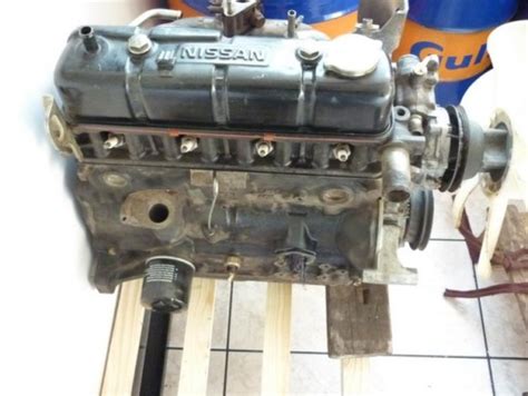 Mechanik montujący silnik do wózka widłowego za pomocą specjalistycznego podnośnika
