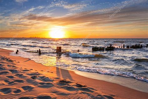 Zdjęcie poglądowe plaży z ludźmi nad wodą