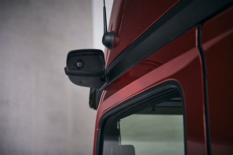 Schemat przedstawiający umiejscowienie kamer MirrorCam na ramie dachowej ciągnika siodłowego oraz wyświetlaczy wewnątrz kabiny przy słupkach A.