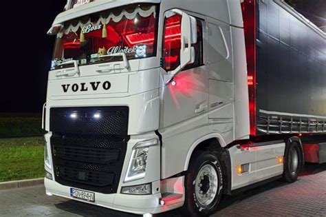 zdjęcie ciężarówki Volvo FH w trasie