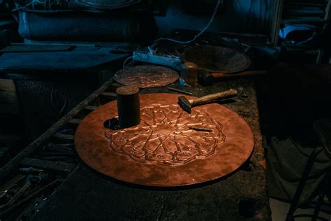 Współczesna kuźnia, gdzie możliwe jest klepanie metalowych narzędzi