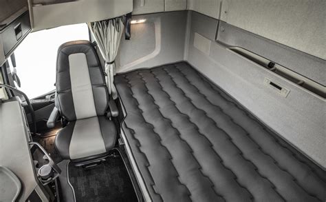 Photo of bunk bed in Volvo FH Globetrotter XXL cabin