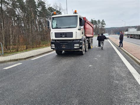 Tematyczne zdjęcie przedstawiające klasyczną ciężarówkę wywrotkę w akcji