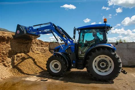 zdjęcie ciągnika New Holland T5.90S w pracy na polu