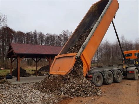 zdjęcie wywrotki transportującej piasek