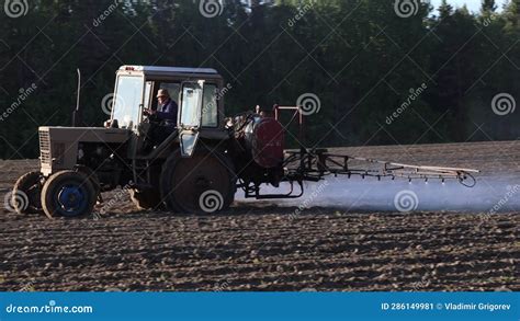 Thematic photo of a suspended field sprayer from Rolmech Płońsk working in a field
