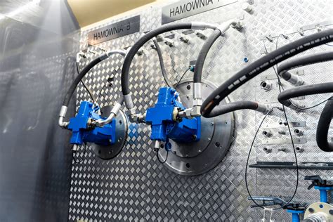 Zdjęcie stanowiska diagnostycznego do testowania podzespołów hydraulicznych