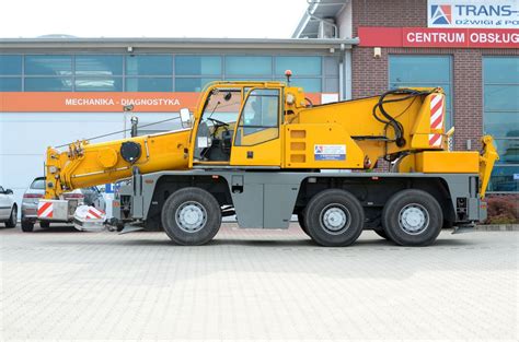 Zdjęcie dźwigu samojezdnego TEREX AC-350/6 w akcji na placu budowy