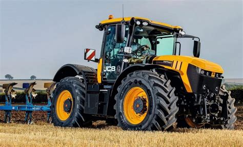 Maszyny rolnicze JCB w pracy na polu