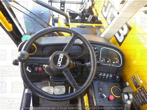 Wnętrze kabiny JCB Agri Plus z ergonomicznie rozmieszczonymi elementami sterującymi