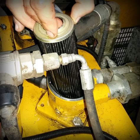 Wymiana filtrów hydraulicznych w maszynie budowlanej